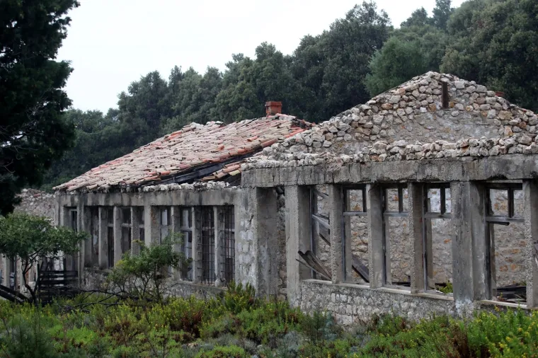 1988. godine logor je zatvoren i sad je na njemu prirodna kolonija jelena lopotara i omiljeno izleti&scaron;te za turiste
