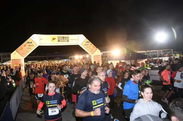 Velika fotogalerija: 1.200 trkača trčalo po pisti Zračne luke Franjo Tuđman u utrci 00:24