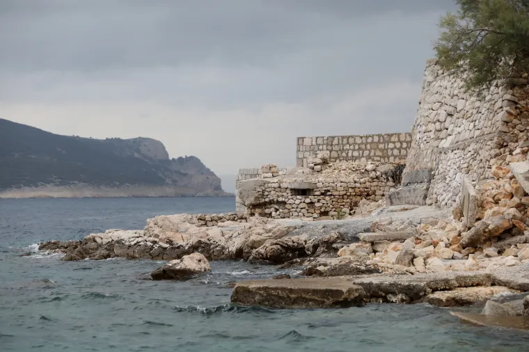 Goli otok sad posjećuju samo radoznali turisti i poneko izaslanstvo koje komemoriraju stradale političke zatvorenike