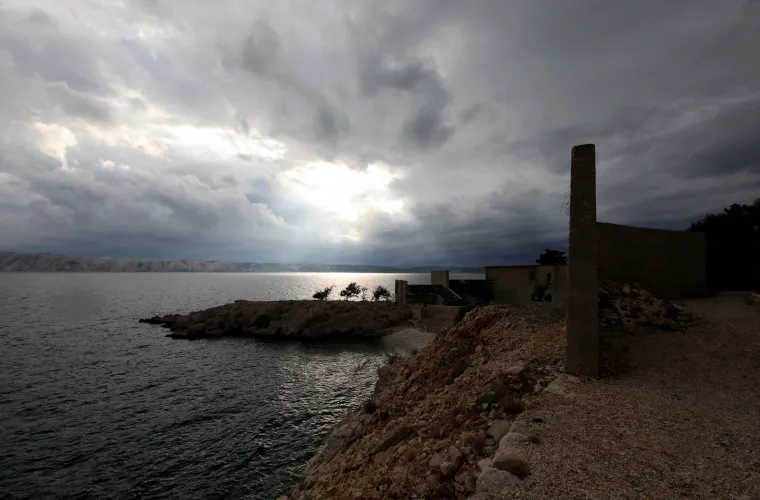 Goli otok sad posjećuju samo radoznali turisti i poneko izaslanstvo koje komemoriraju stradale političke zatvorenike