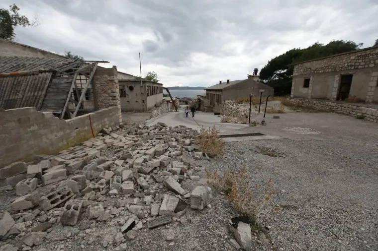 Goli otok sad posjećuju samo radoznali turisti i poneko izaslanstvo koje komemoriraju stradale političke zatvorenike