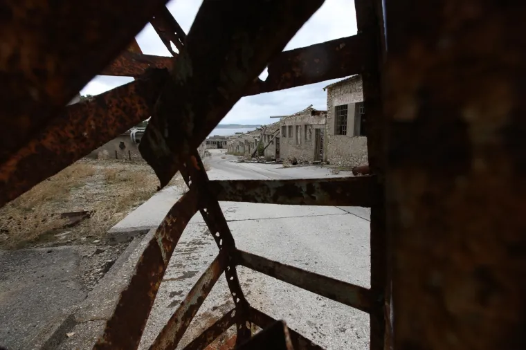 Goli otok sad posjećuju samo radoznali turisti i poneko izaslanstvo koje komemoriraju stradale političke zatvorenike