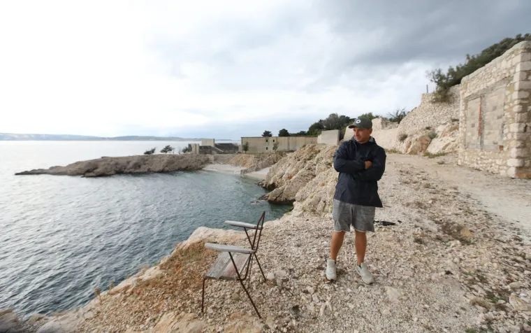 Goli otok sad posjećuju samo radoznali turisti i poneko izaslanstvo koje komemoriraju stradale političke zatvorenike
