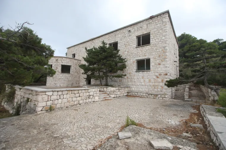 Goli otok sad posjećuju samo radoznali turisti i poneko izaslanstvo koje komemoriraju stradale političke zatvorenike