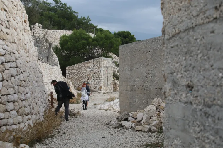 Goli otok sad posjećuju samo radoznali turisti i poneko izaslanstvo koje komemoriraju stradale političke zatvorenike