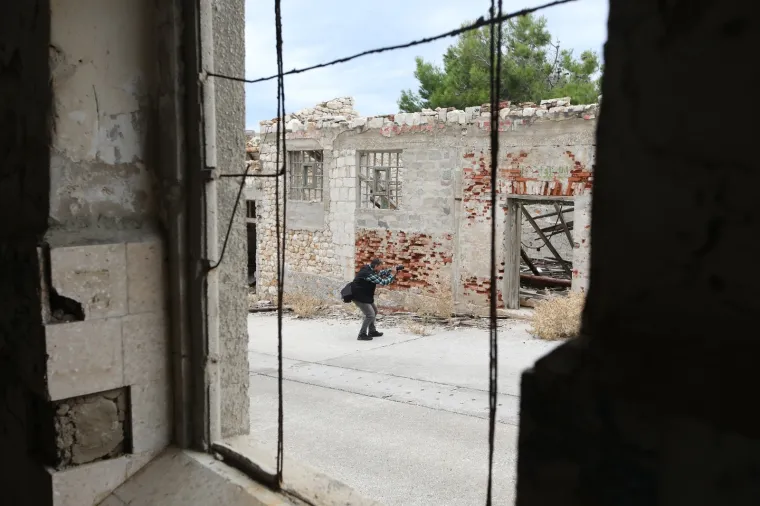 Goli otok sad posjećuju samo radoznali turisti i poneko izaslanstvo koje komemoriraju stradale političke zatvorenike