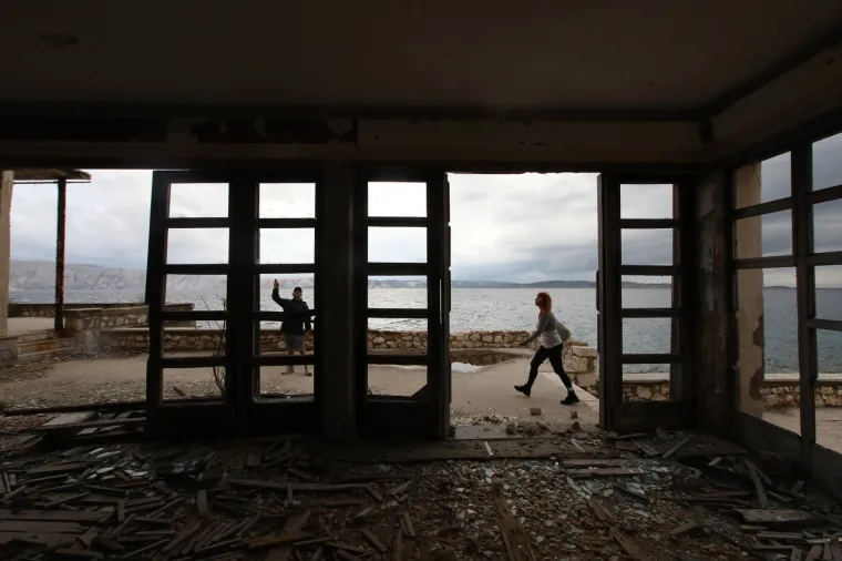 Goli otok sad posjećuju samo radoznali turisti i poneko izaslanstvo koje komemoriraju stradale političke zatvorenike