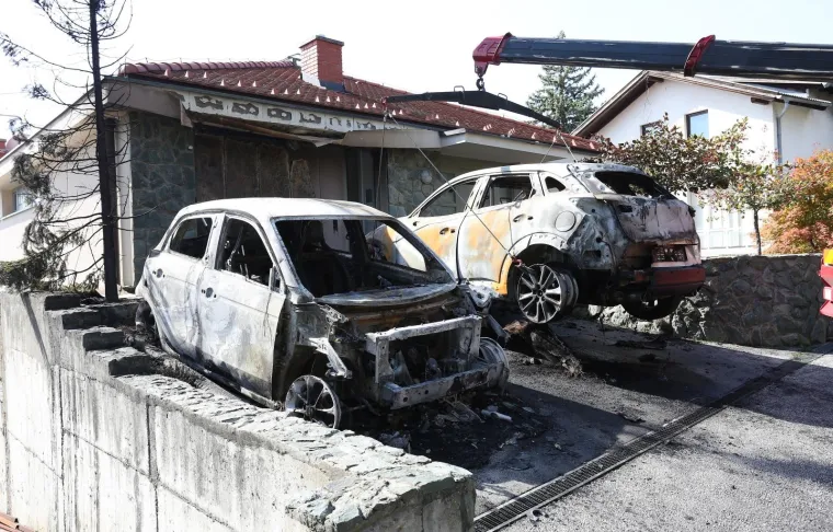 Dva su automobila potpuno izgorjela u vatrenoj stihiji koja je izbila u noći na ponedjeljak u dvorištu u Remetskom Banjščaku