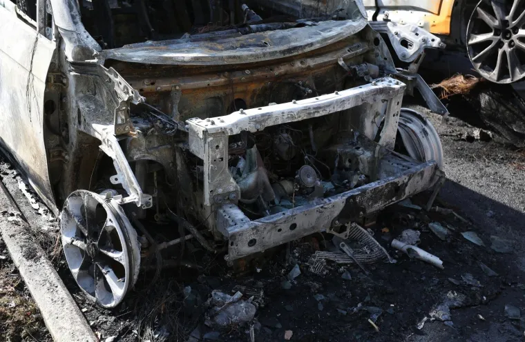 Dva su automobila potpuno izgorjela u vatrenoj stihiji koja je izbila u noći na ponedjeljak u dvorištu u Remetskom Banjščaku