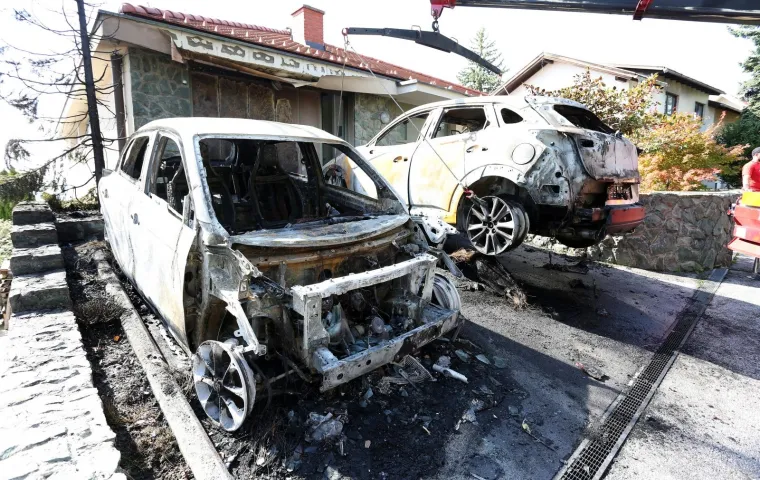 Dva su automobila potpuno izgorjela u vatrenoj stihiji koja je izbila u noći na ponedjeljak u dvorištu u Remetskom Banjščaku