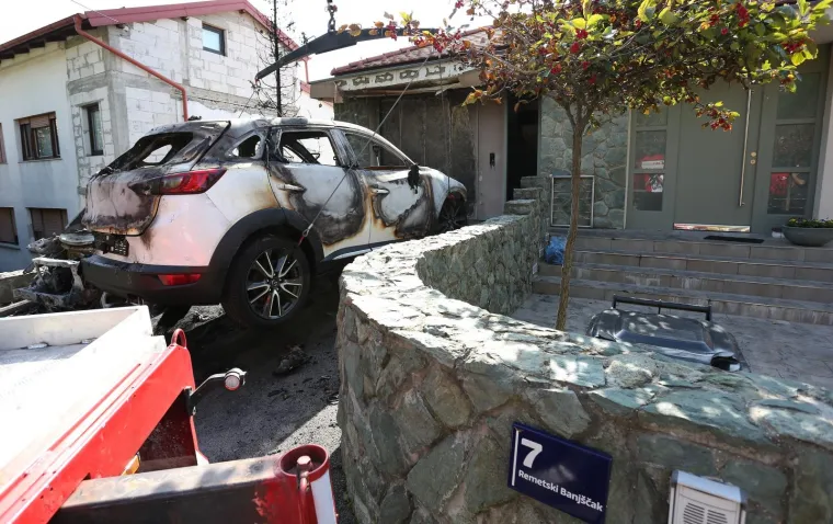 Dva su automobila potpuno izgorjela u vatrenoj stihiji koja je izbila u noći na ponedjeljak u dvorištu u Remetskom Banjščaku