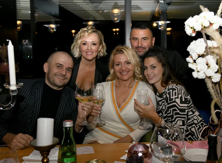 Ne viđamo ih često: Pogledajte kako danas izgledaju Belma, Elena i Jelena&hellip; Na tulumu se pojavila i najzgodnija Hrvatica