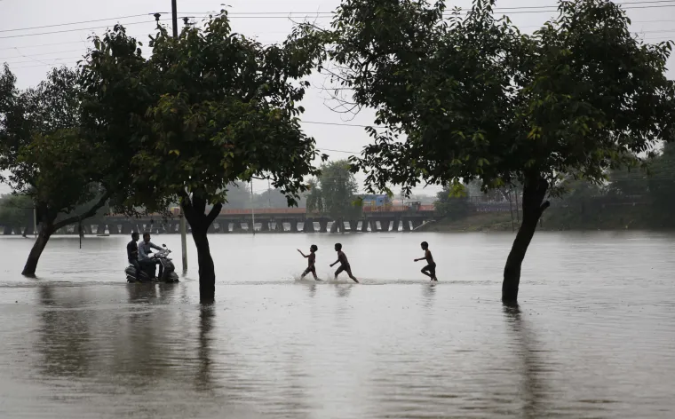 Monsuni u Indiji odnijeli stotine života: Poplavljene su kuće, trgovine i bolnički odjeli