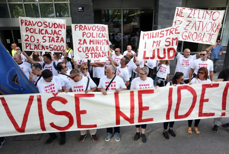 Prosvjed pravosudnih policajaca počeo pjesmom za Bo&scaron;njakovića: 'Ministre, i mi smo ljudi'