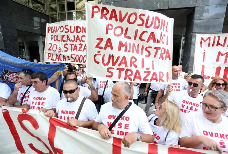 Prosvjed pravosudnih policajaca počeo pjesmom za Bo&scaron;njakovića: 'Ministre, i mi smo ljudi'