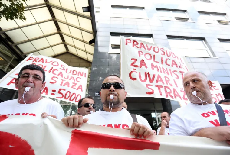 Prosvjed pravosudnih policajaca počeo pjesmom za Bo&scaron;njakovića: 'Ministre, i mi smo ljudi'