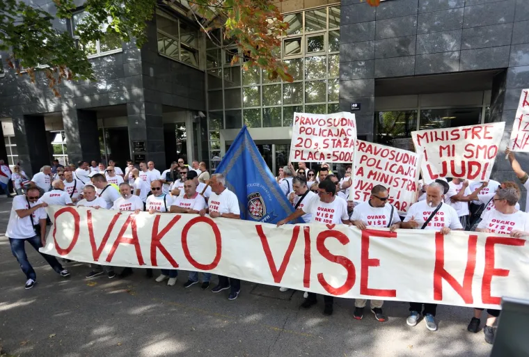 Prosvjed pravosudnih policajaca počeo pjesmom za Bo&scaron;njakovića: 'Ministre, i mi smo ljudi'