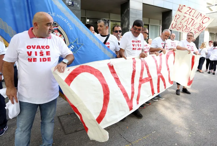 Prosvjed pravosudnih policajaca počeo pjesmom za Bo&scaron;njakovića: 'Ministre, i mi smo ljudi'