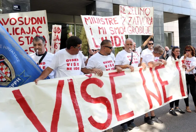 Prosvjed pravosudnih policajaca počeo pjesmom za Bo&scaron;njakovića: 'Ministre, i mi smo ljudi'