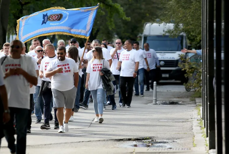 Prosvjed pravosudnih policajaca počeo pjesmom za Bo&scaron;njakovića: 'Ministre, i mi smo ljudi'
