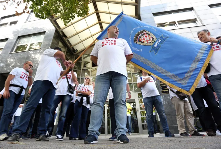 Prosvjed pravosudnih policajaca počeo pjesmom za Bo&scaron;njakovića: 'Ministre, i mi smo ljudi'