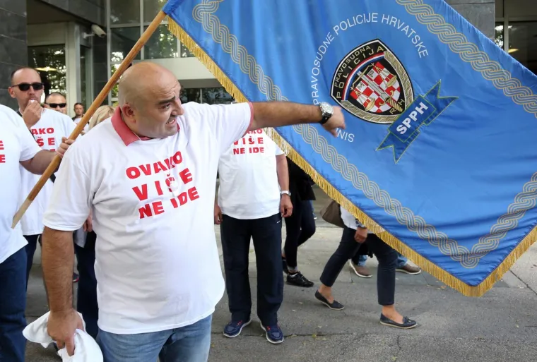 Prosvjed pravosudnih policajaca počeo pjesmom za Bo&scaron;njakovića: 'Ministre, i mi smo ljudi'