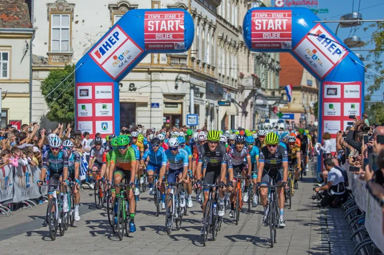Biciklistički spektakl: Započela utrka Cro Race - prva etapa od Osijeka do Lipika dugu 200 kilometara