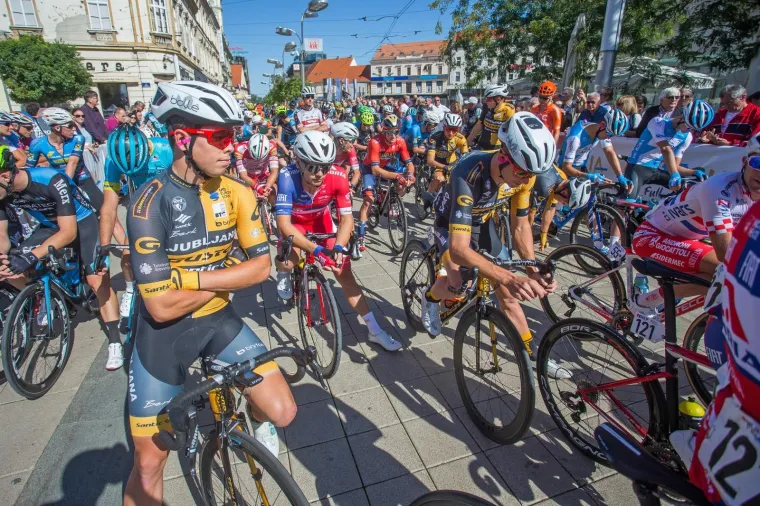 Biciklistički spektakl: Započela utrka Cro Race - prva etapa od Osijeka do Lipika dugu 200 kilometara
