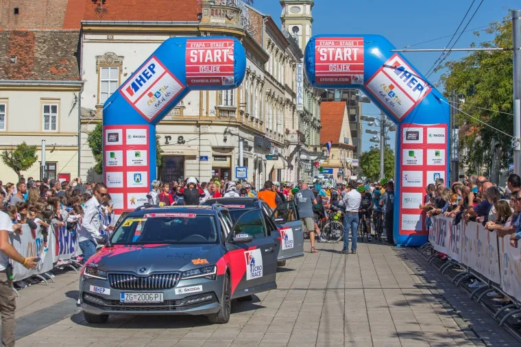 Biciklistički spektakl: Započela utrka Cro Race - prva etapa od Osijeka do Lipika dugu 200 kilometara