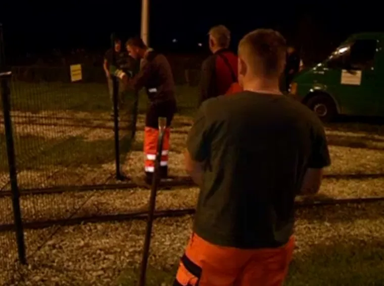 Noćna akcija policije i redara u Zagrebu: Skinuta ograda koju je obitelj postavila na okreti&scaron;tu tramvaja!