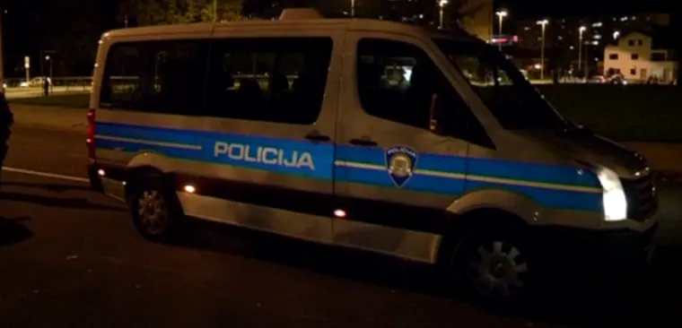 Noćna akcija policije i redara u Zagrebu: Skinuta ograda koju je obitelj postavila na okreti&scaron;tu tramvaja!