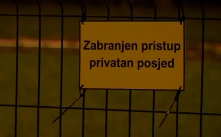 Noćna akcija policije i redara u Zagrebu: Skinuta ograda koju je obitelj postavila na okreti&scaron;tu tramvaja!