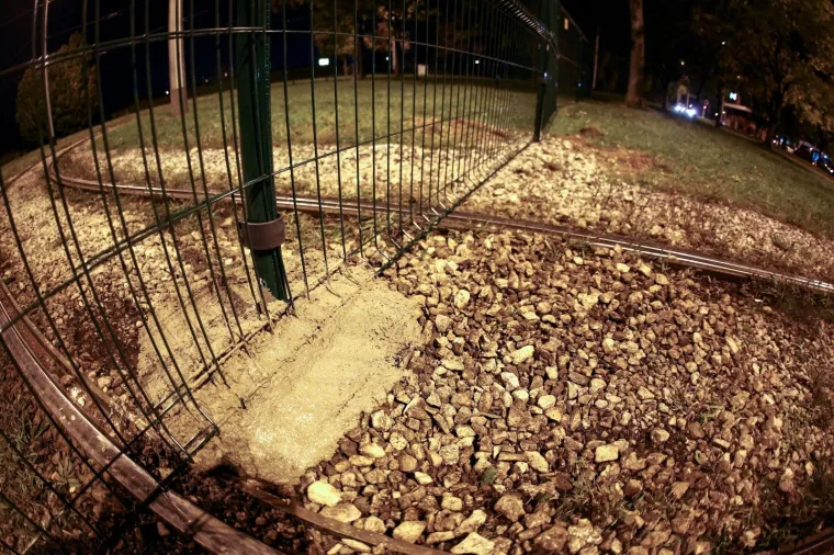 Noćna akcija policije i redara u Zagrebu: Skinuta ograda koju je obitelj postavila na okreti&scaron;tu tramvaja!