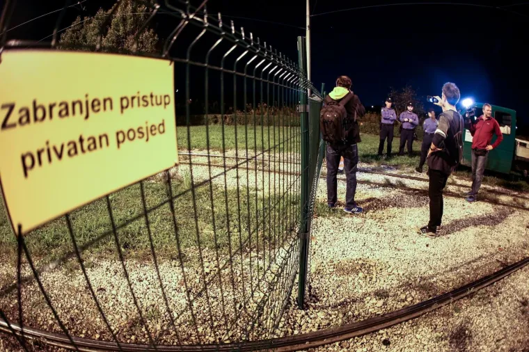 Noćna akcija policije i redara u Zagrebu: Skinuta ograda koju je obitelj postavila na okreti&scaron;tu tramvaja!