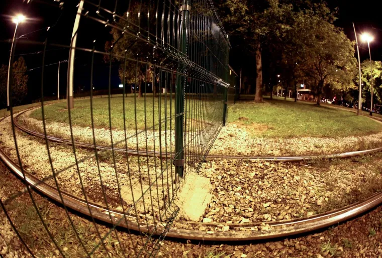 Noćna akcija policije i redara u Zagrebu: Skinuta ograda koju je obitelj postavila na okreti&scaron;tu tramvaja!