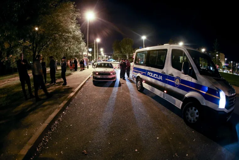 Noćna akcija policije i redara u Zagrebu: Skinuta ograda koju je obitelj postavila na okreti&scaron;tu tramvaja!