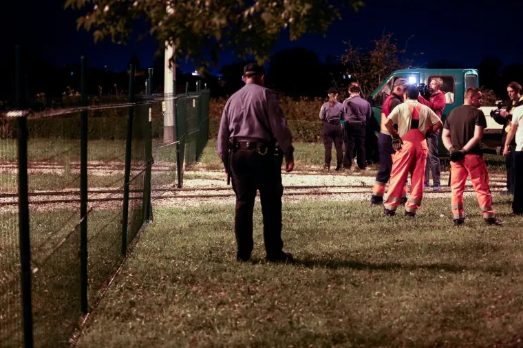 Noćna akcija policije i redara u Zagrebu: Skinuta ograda koju je obitelj postavila na okreti&scaron;tu tramvaja!