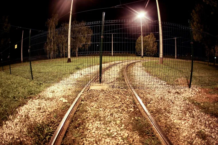 Noćna akcija policije i redara u Zagrebu: Skinuta ograda koju je obitelj postavila na okreti&scaron;tu tramvaja!