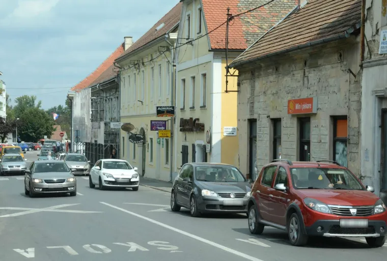 Na posljednjem popisu stanovni&scaron;tva brojala je 24,6 tisuća ljudi. Iz Petrinje se lani odselilo čak 1028 građana, od kojih je polovica oti&scaron;la u inozemstvo, a istodobno u taj grad se doselilo upola manje ljudi odnosno njih 557.