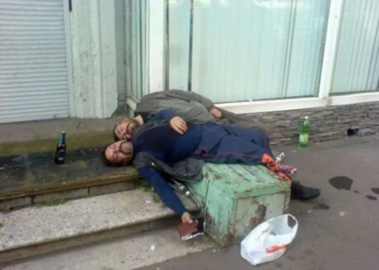 Pravi prijatelj ili će piti s tobom, ili će svaku tvoju sramotu zabilježiti: Ove slike to dokazuju
