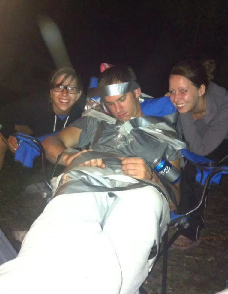 Pravi prijatelj ili će piti s tobom, ili će svaku tvoju sramotu zabilježiti: Ove slike to dokazuju