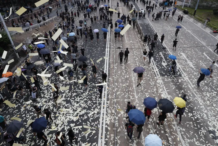 Tisuće prosvjednika iza&scaron;le su na ulice Hong Konga prosvjedujući i zahtjevajući da se 'po&scaron;tuje volja naroda'