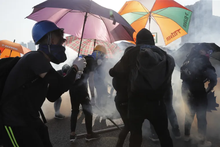 Tisuće prosvjednika iza&scaron;le su na ulice Hong Konga prosvjedujući i zahtjevajući da se 'po&scaron;tuje volja naroda'