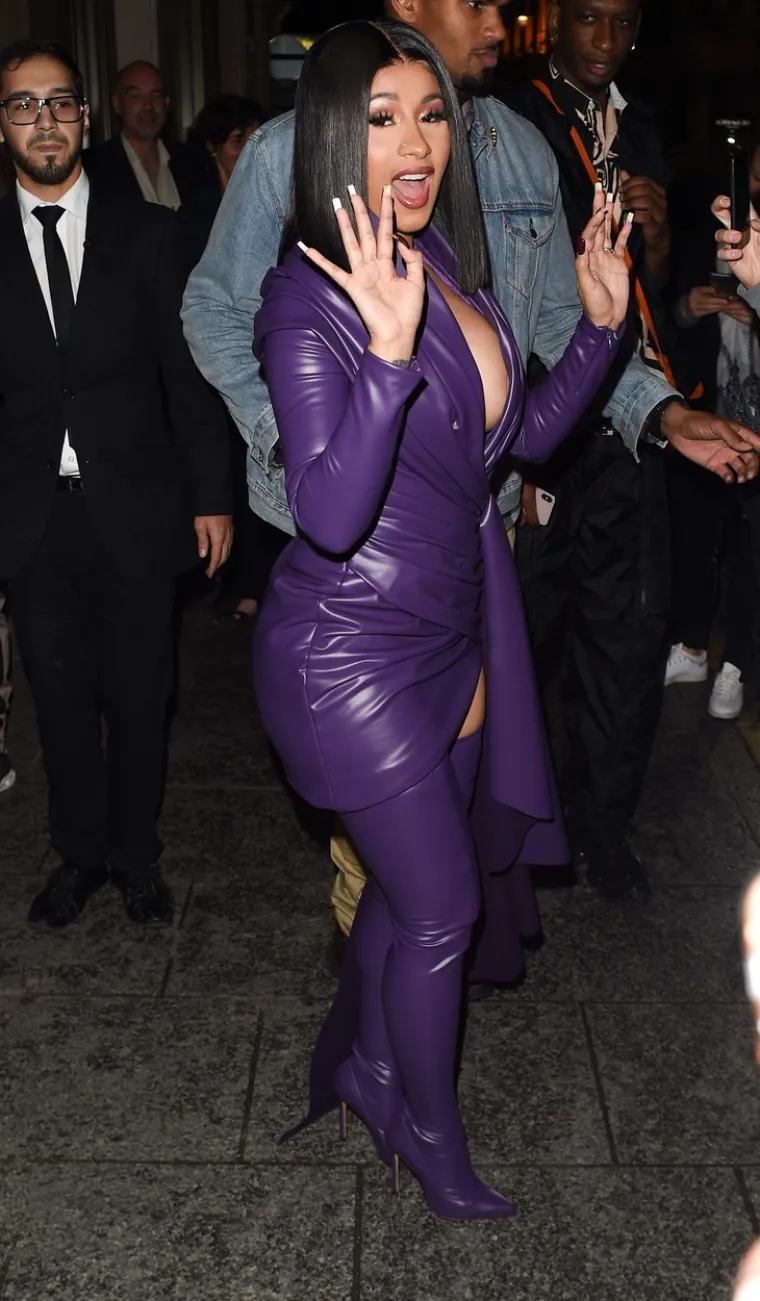 CARDI B PLIJENILA POZORNOST NA TJEDNU MODE U PARIZU: U pripijenoj kožnoj kreaciji pokazala je bujno poprsje