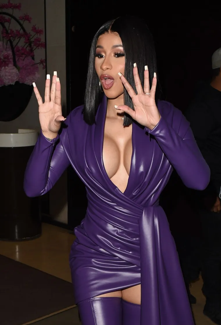 CARDI B PLIJENILA POZORNOST NA TJEDNU MODE U PARIZU: U pripijenoj kožnoj kreaciji pokazala je bujno poprsje