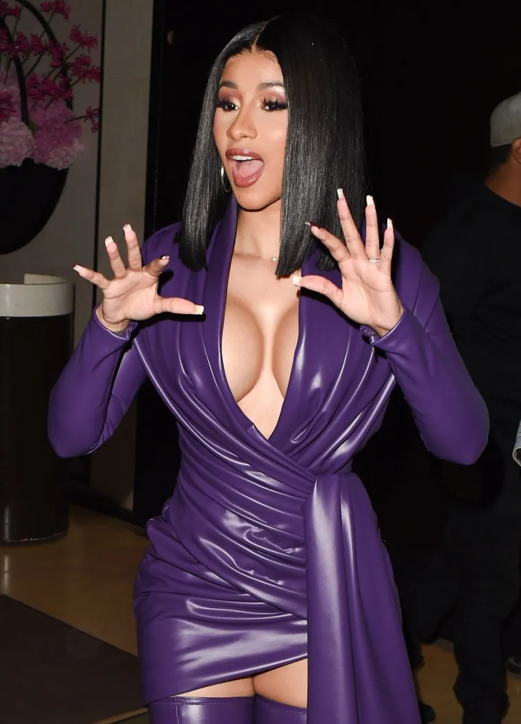 CARDI B PLIJENILA POZORNOST NA TJEDNU MODE U PARIZU: U pripijenoj kožnoj kreaciji pokazala je bujno poprsje