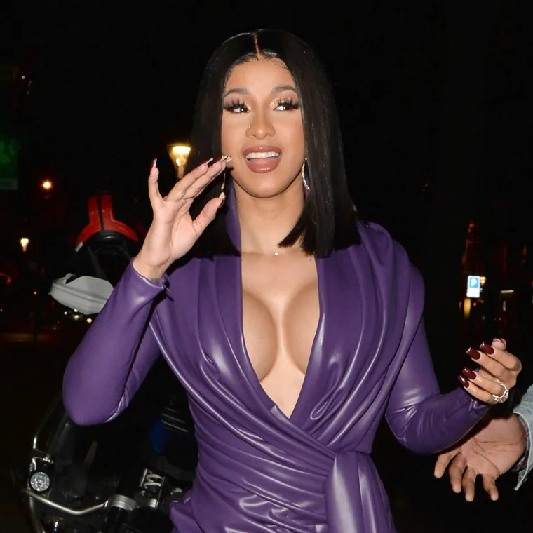 CARDI B PLIJENILA POZORNOST NA TJEDNU MODE U PARIZU: U pripijenoj kožnoj kreaciji pokazala je bujno poprsje