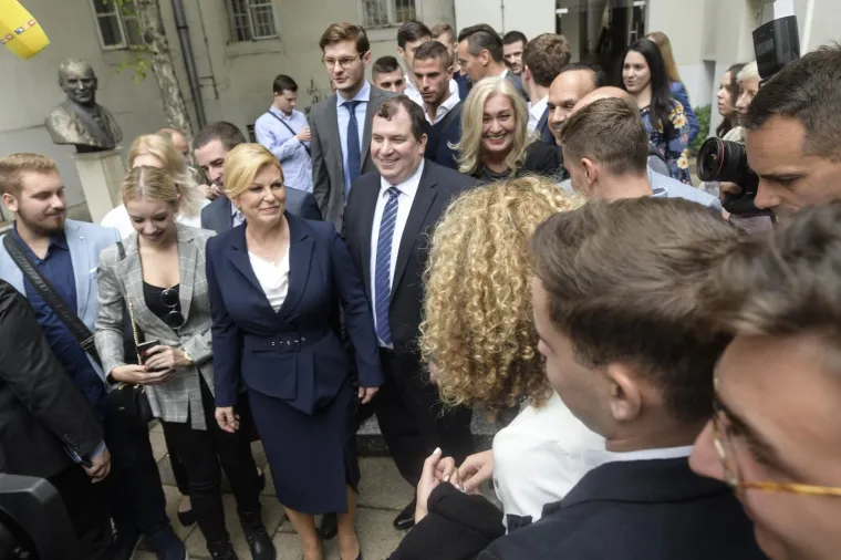 'Lijep i sunčan dan': Grabar-Kitarović u plavom objavila novi pohod na Pantovčak, Jakov je podržao