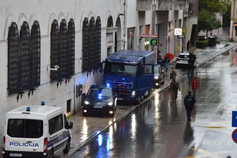 Pogledajte hrvatsku policiju na djelu! Za&scaron;titila je kombi s novcem i pratila ga do cilja
