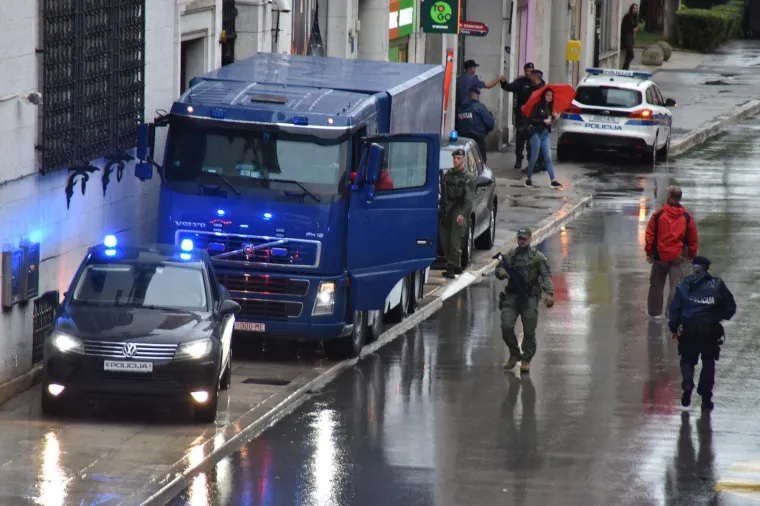 Pogledajte hrvatsku policiju na djelu! Za&scaron;titila je kombi s novcem i pratila ga do cilja